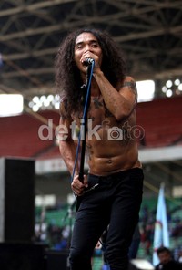 Kaka yang hadir di tengah ribuan buruh yang telah memadati Senayan, menghibur dengan bertelanjang dada.