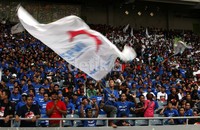 Para buruh ikut bernyanyi bersama Slank.