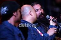 Band yang berasal dari musik indie itu kini mencoba masuk ke jalur major label tanpa harus dipengaruhi selera bermusiknya.