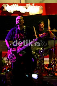 Meskipun musik Indonesia kini sedang sakit karena dijamuri oleh boyband dan girlband, Netral tak pernah surut semangatnya untuk bersaing secara sehat di industri musik tanah air.