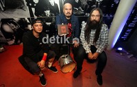 Ribuan Netralizer, sebutan untuk fans musik Netral terbilang cukup solid mendukung band kesayangannya itu untuk tetap terus berkarir dan mewarnai dunia musik tanah air.