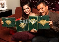 Anang dan Ashanty memamerkan undangan mereka saat ditemui di butik Ferry Sunanto, Ciniru, Jakarta Selatan, Selasa (1/5/2012). Gusmun/detikcom.