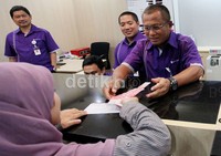 Direktur Utama Bank Muamalat, Arviyan Arifin turun langsung ke teller dan melayani nasabahnya.