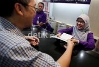 Tak hanya Direktur Utama, Direktur Korporasi Ibu Luluk Mahfudah juga turun langsung melayani nasabah di kantor pusat.