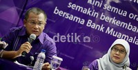 Usai melayani langsung nasabah, para jajaran direksi memberikan keterangan pers kepada rekan-rekan media.