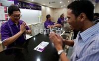 Turun langsung dan melayani nasabah itu merupakan bagian dari perayaan milad ke-20 Bank Muamalat yang memiliki tagline, Kini semua orang semakin berkembang bersama Bank Muamalat.