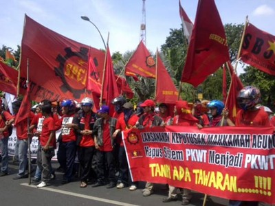 Buruh Surabaya Juga Turun ke Jalan