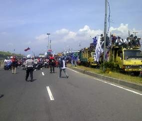Jalan Raya Porong Diblokir Buruh Pasuruan