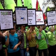 Kepalkan Tangan Kiri, Ribuan Buruh Nyanyikan Indonesia Raya