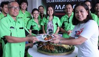 Puncak acara diadakan pemotongan tumpeng yang dilakukan oleh Ketua Umum Sonny Pribadi dan diberikan kepada Indriani Hadiwidjaja selaku General Manager Marketing Strategy & Communications of Nissan Motor Indonesia. (dok March-i)