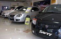 Beberapa mobil yang dipamerka di diler Proton ke-19 di Indonesia.