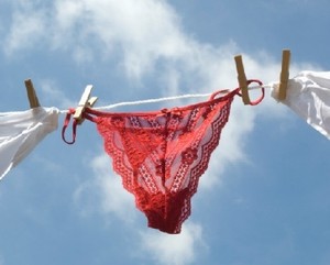 Lempar Underwear Bisa Tolak Hujan di Pesta Nikah, Mitos atau Fakta?