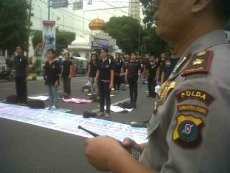 Peringati Hardiknas, Mahasiswa Medan Gelar Upacara di Tengah Jalan