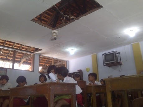 Atap Kelas Rusak, Siswa SD di Semarang Was-was