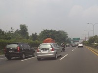 Motor di Tol Cawang-Cibubur. Pada hari Minggu 28 April 2012 Pukul 12.02 WIB.