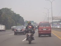 Bukan hanya jalan di lajur tengah, kadang pindah lajur di kanan atau pun ke kiri.