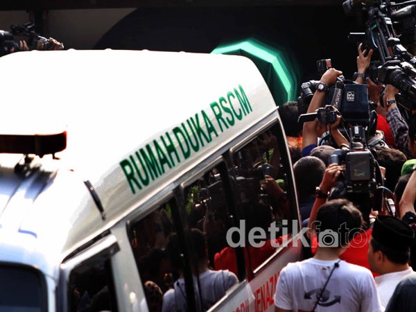 Jenazah Menkes Tiba di Rumah Duka