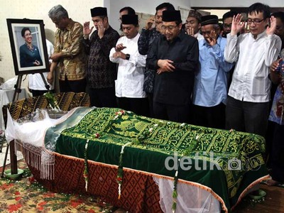 Jenazah Mantan Menkes Disalatkan