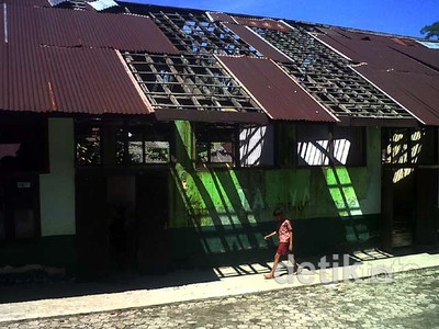 Sekolah Rusak, Siswa Belajar di Rumah Penduduk