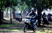 Kemacetan yang disebabkan proyek pembangunan jalan layang non tol membuat banyak pengendara mengambil jalan pintas untuk cepat sampai ke tujuan termasuk menerjang jalur hijau.