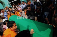 Jenazah selanjutnya akan dibawa ke rumah duka di Duren Sawit, Jakarta Timur.