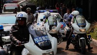 Jenazah Endang Rahayu Sedyaningsih dibawa dengan ambulans dan dikawal belasa mobil dan motor polisi.