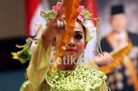 Penari mengekspresikan dengan jiwa tarian gandes kipas.
