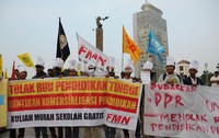 Menurut para pendemo dari Front Perjuangan Rakyat (FMN) ini, seharusnya 2 tuntutan tersebut dapat terlaksana bila benar-benar merealisasikan 20 persen APBN untuk pendidikan seperti diamanatkan konstitusi. Sayang, dari data FMN, dana pendidikan APBN baru mengucur separuhnya.