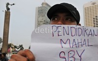 Pendemo juga mendesak perguruan tinggi tidak terlampau mengkomersilkan pendidikan masa kuliah. Beban uang kuliah dan berbagai fasilitas lain sejauh ini dinilai memberatkan karena tidak dapat perhatian pemerintah. Hanya sebagian kecil pelajar miskin yang mampu melanjutkan kuliah di kampus bermutu.