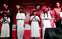 Linda A Gumelar didampingi oleh ketua umum APSAI, Luhur Budijarso menyematkan topi kepada anak-anak peraih beasiswa.