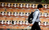 Poster pasangan Hidayat-Didik terpasang di dinding jalan raya kawasan Manggarai.