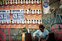 Dalam merayu pengguna jalan, poster cagub ini juga bersaing dengan poster iklan lainnya.