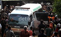 Ambulans yang membawa jenazah Menkes tiba dirumah duka.