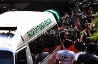 Jenazah tampak dikeluarkan dari ambulans. Rencanaya jenazah Menkes akan dimakamkan di San Diego Hills Karawang, Jawa Barat.