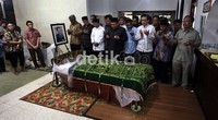 Jenazah  Endang Rahayu Sedyaningsih disalatkan.