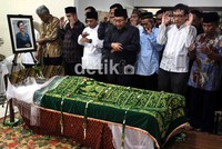 Salat jenazah dipimpin oleh Menteri Pertanian Suswono.
