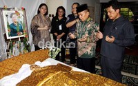 Menteri Koperasi dan UKM Syarif Hasan juga turut melayat.