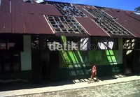 Sudah sekitar 6 bulan bangunan sekolah ini rusak.