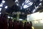Sekolah Rusak, Siswa Belajar di Rumah Penduduk