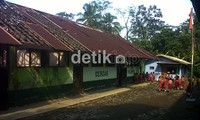 Sedangkan bangku serta kursi yang tadinya berada di ruang kelas sudah dipindah ke rumah penduduk untuk kegiatan belajar siswa kelas 3.