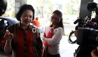 Dr Sumarjati menjenguk Menkes Endang Rahayu Sedyaningsih yang masih dalam keadaan tidak sadar di RSCM Jakarta.