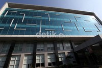 Menteri Kesehatan Endang Rahayu Sedyaningsih masih menjalani perawatan akibat penyakit kanker di RSCM. Kondisinya makin kritis dibanding hari-hari sebelumnya. Sejumlah pejabat di Kementerian Kesehatan pun terus berdatangan ke RSCM.