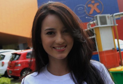 Julie Estelle Tak Canggung Cium Reza Rahadian