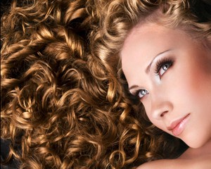 7 Trik Menata Rambut yang Sulit Diatur