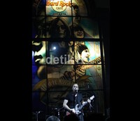 Matt Scannell (vocalist, guitarist), Steve Fekete (guitarist), Ron LaVella (drummer) dan Cedric LeMoyne (bassist) adalah para personil yang masih aktif.