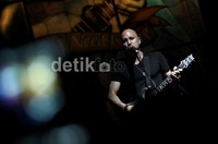 Band yang terbentuk sejak tahun 1991 itu awalnya berasal dari band-band kampus di Amerika. Mereka lebih memilih aliran alternative rock untuk jiwa bermusiknya.