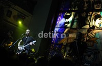 Meskipun waktu pelaksanaan konsernya mundur selama kurang lebih 1 jam, para penggemar dan penonton Vertical Horizon tetap setia menunggu.
