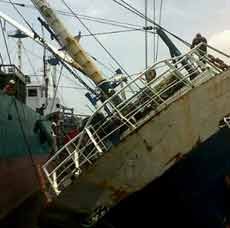 KM Artomoro I Miring, Barang-barang Berjatuhan