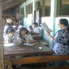 Bangunan Sekolah SD dan SMP Reot, Siswa Belajar di Teras