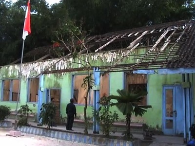 4 Ruang Belajar Ambrol, Siswa Belajar di WC dan Masjid